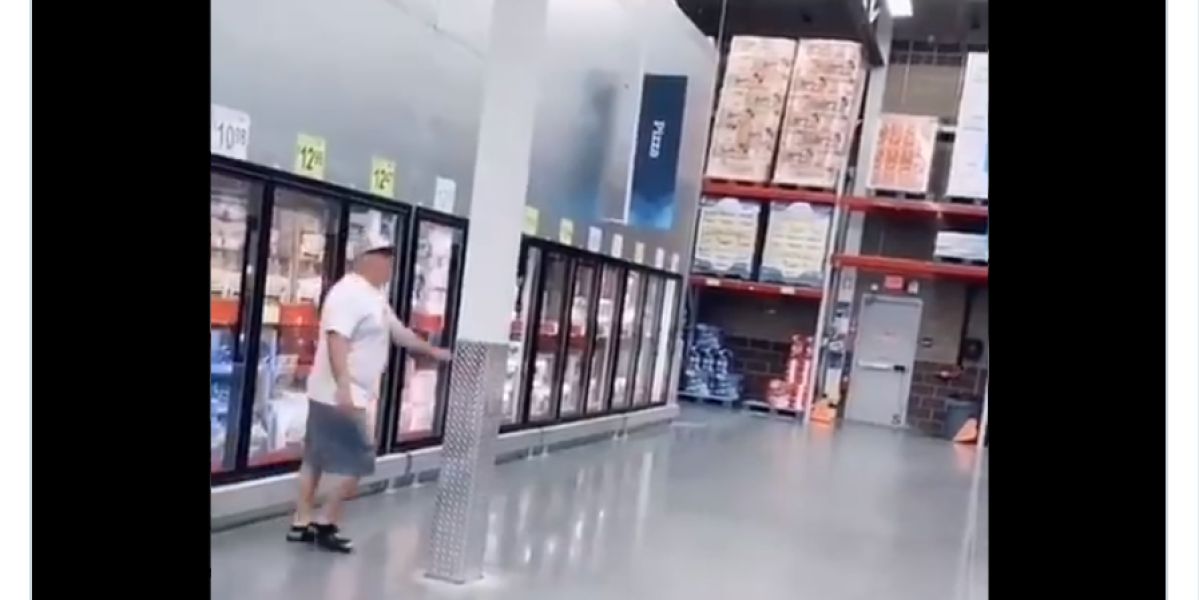 El absurdo vídeo viral de un hombre en un supermercado