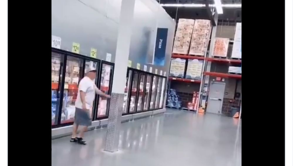 El absurdo vídeo viral de un hombre en un supermercado