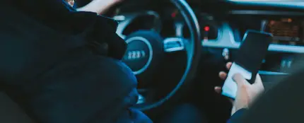 Con el móvil en el coche Con el móvil en el coche