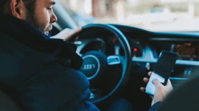 Con el móvil en el coche