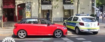 Dejan a un bebé a pleno sol en un coche Dejan a un bebé a pleno sol en un coche