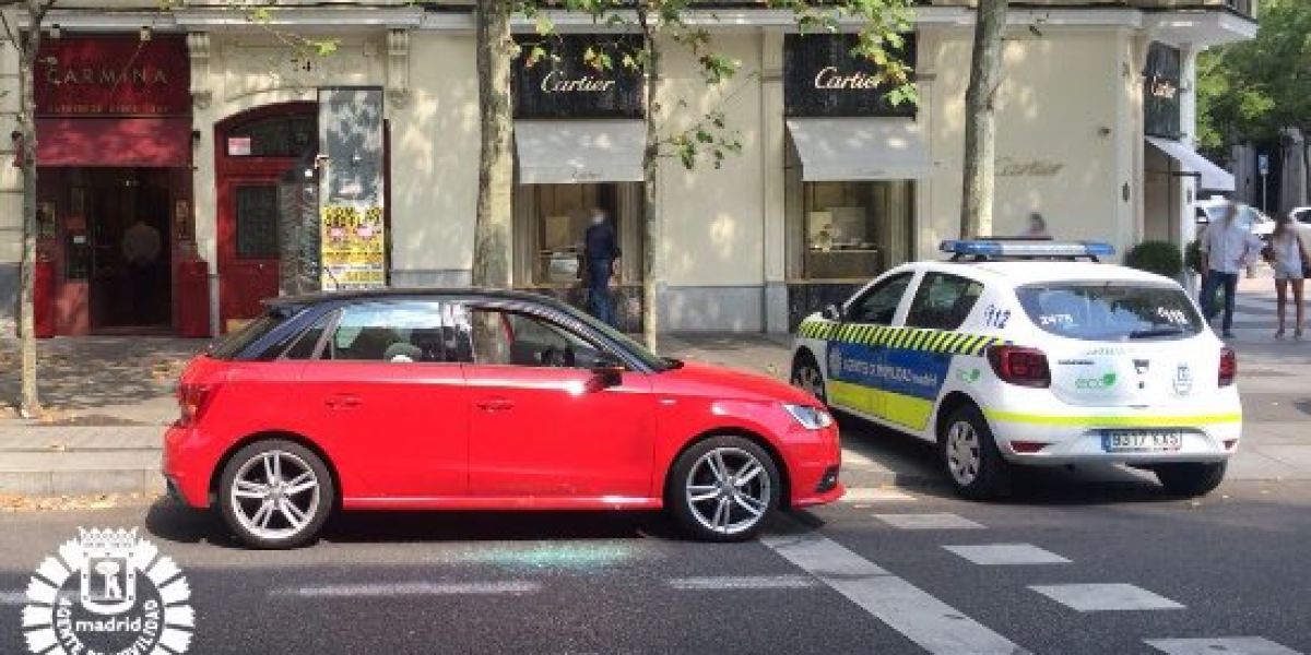 Dejan a un bebé a pleno sol en un coche