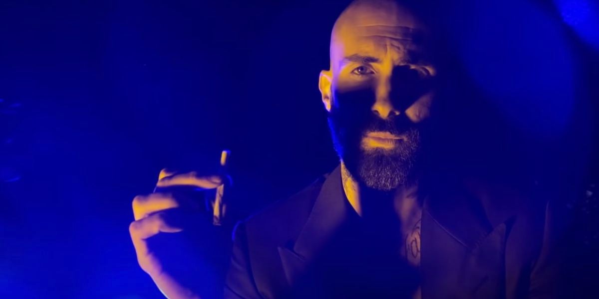 Adam Levine en el vídeo de Nobody's Love