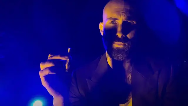 Adam Levine en el vídeo de Nobody's Love