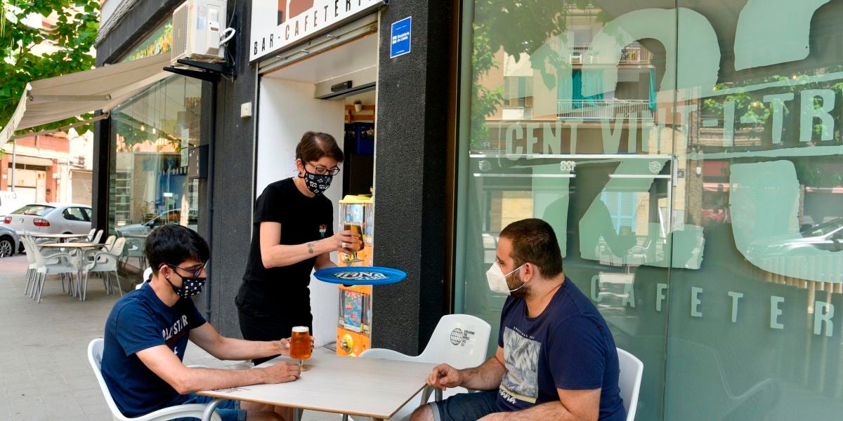 Jóvenes con mascarillas en una terraza de Lérida