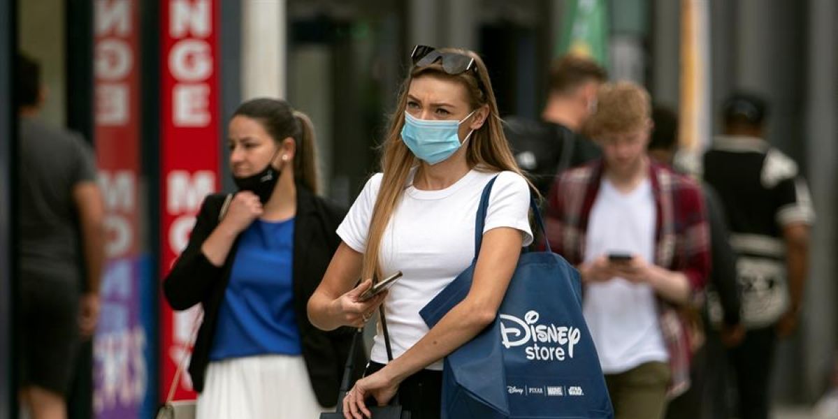 Una mujer pasea por las calles de Londres