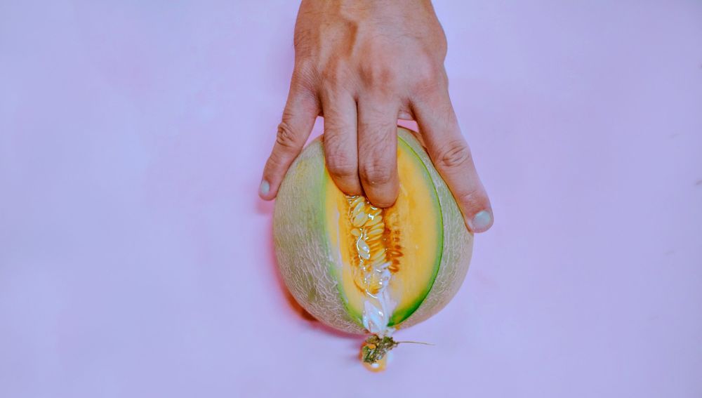 Dedos introduciéndose en un melón