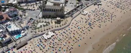 Las imágenes aéreas que muestran la distancia social en una playa de Chipiona