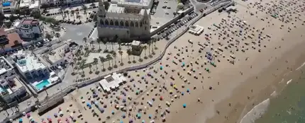 Las imágenes aéreas que muestran la distancia social en una playa de Chipiona Las imágenes aéreas que muestran la distancia social en una playa de Chipiona
