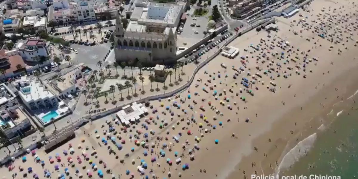 Las imágenes aéreas que muestran la distancia social en una playa de Chipiona