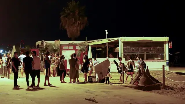 Jóvenes en la playa de la Barceloneta, en Barcelona