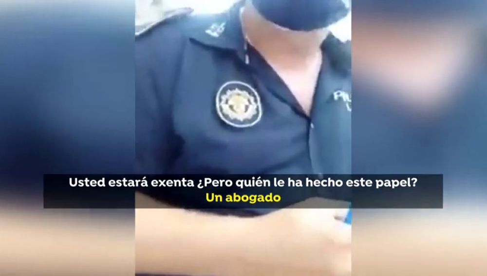 La paciencia de un policía ante una mujer que intenta evitar ser multada por no llevar mascarilla se hace viral