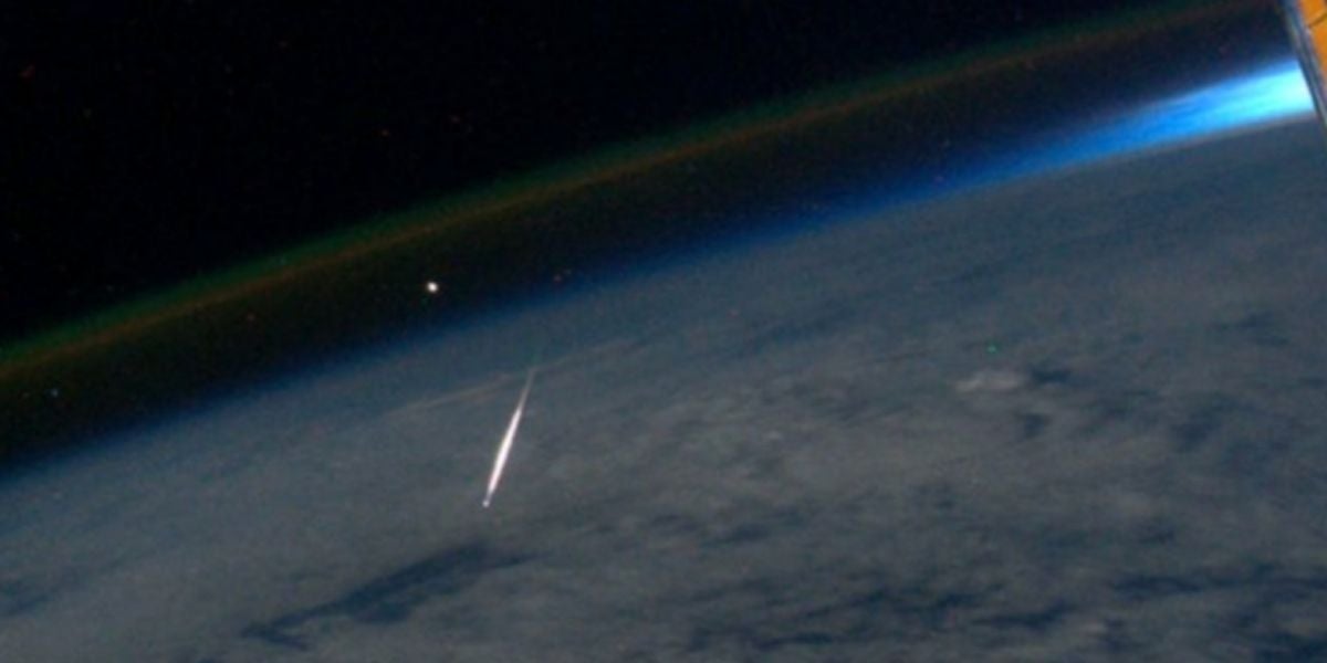 Imagen de un meteoro de las perseidas tomada el 13 de agosto de 2011 desde la Estación Espacial Internacional