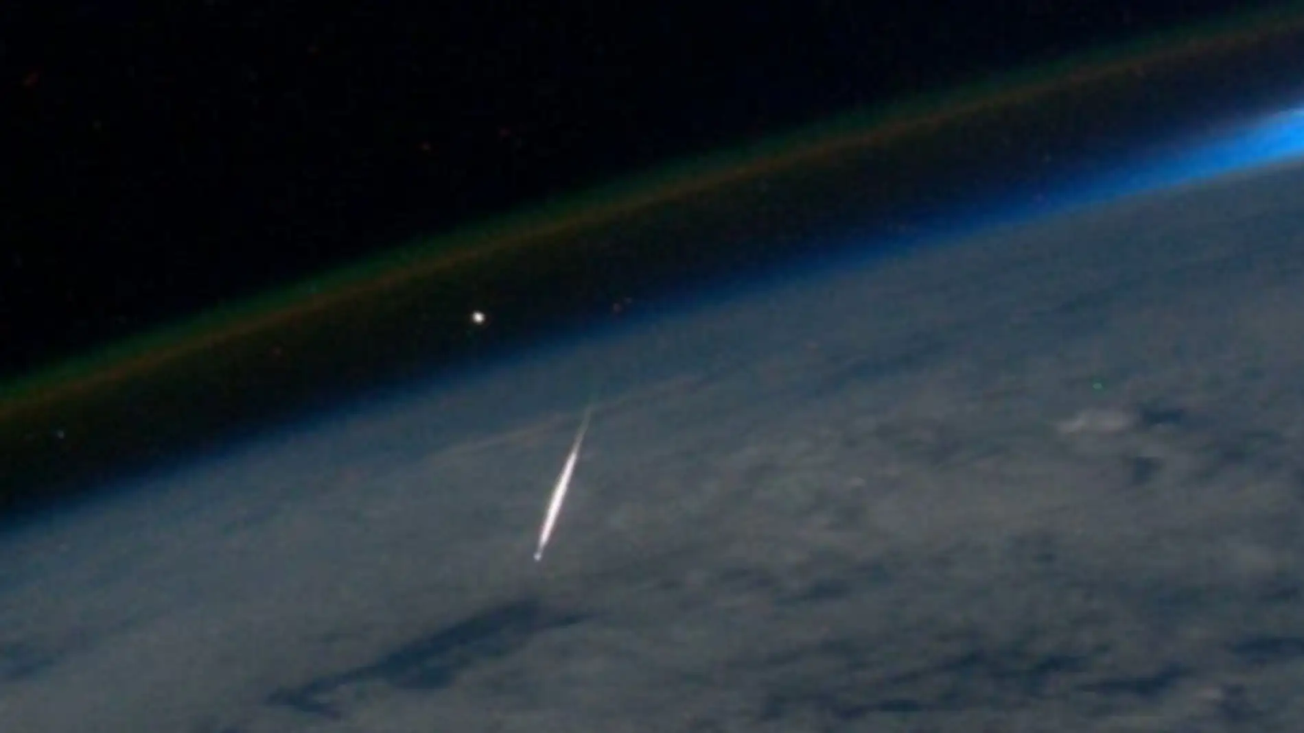 Imagen de un meteoro de las perseidas tomada el 13 de agosto de 2011 desde la Estación Espacial Internacional  title=