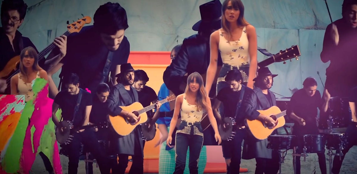 Aitana y Morat en el vídeo de 'Más de lo que aposté'