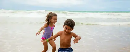 Niños jugando en la playa Niños jugando en la playa
