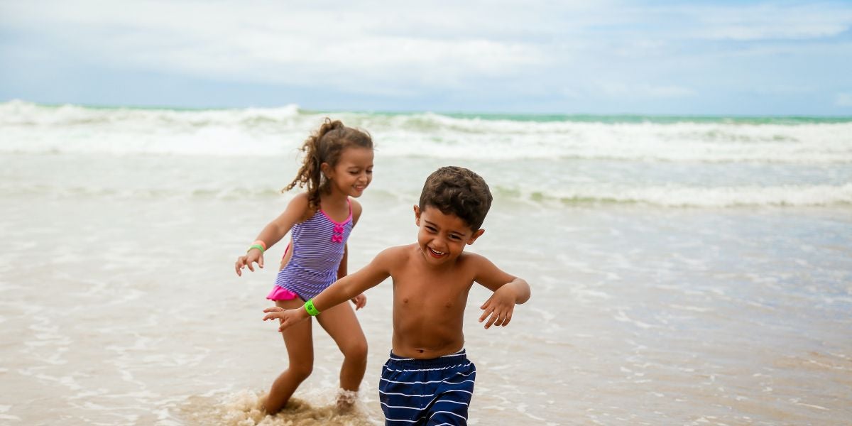 Niños jugando en la playa