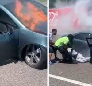 Un hombre salva la vida a otro pocos segundos antes de que su coche se incendie Un hombre salva la vida a otro pocos segundos antes de que su coche se incendie