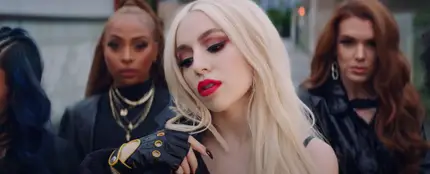 Ava Max en el videoclip de 'Who's Laughing Now' Ava Max en el videoclip de 'Who's Laughing Now'