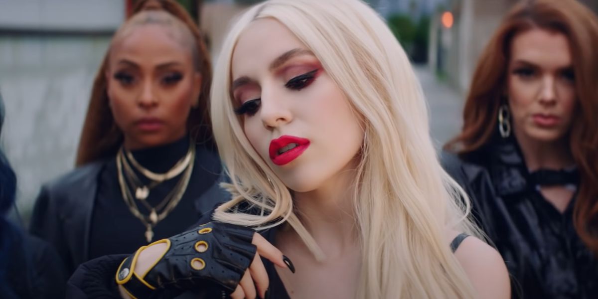 Ava Max en el videoclip de 'Who's Laughing Now'