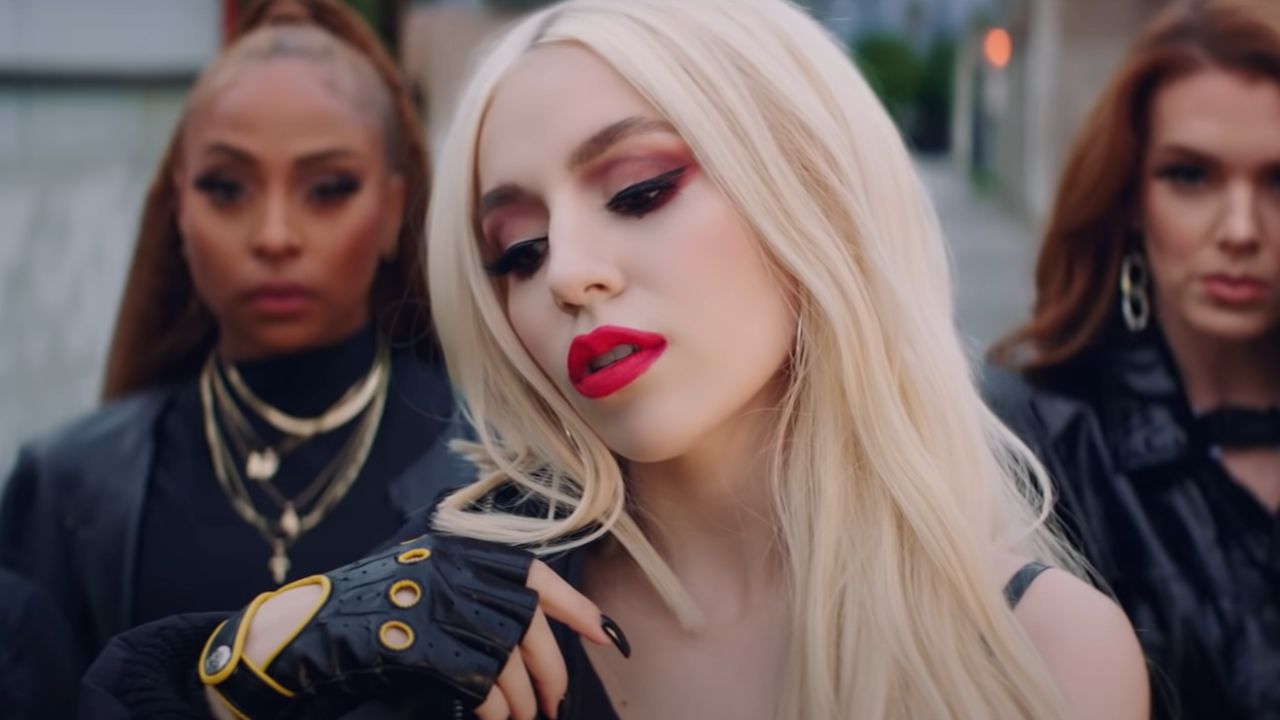 Ava Max se venga de los hombres que la han despreciado en 'Who's 