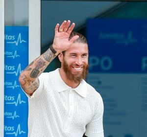 Sergio Ramos a la salida del hospital tras el nacimiento de su hijo Máximo Adriano Sergio Ramos a la salida del hospital tras el nacimiento de su hijo Máximo Adriano