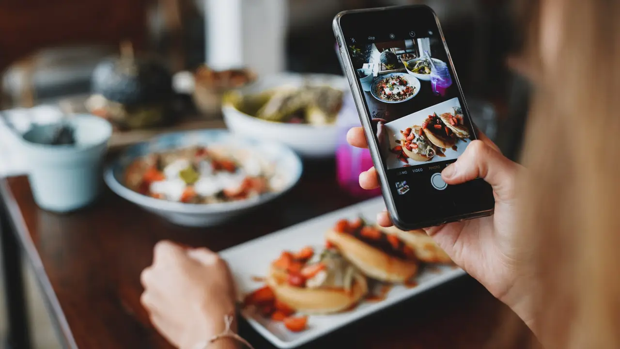 ¿Soy el malo por negarme a que los influencers tomen fotos de mi comida? ¿Soy el malo por negarme a que los influencers tomen fotos de mi comida?