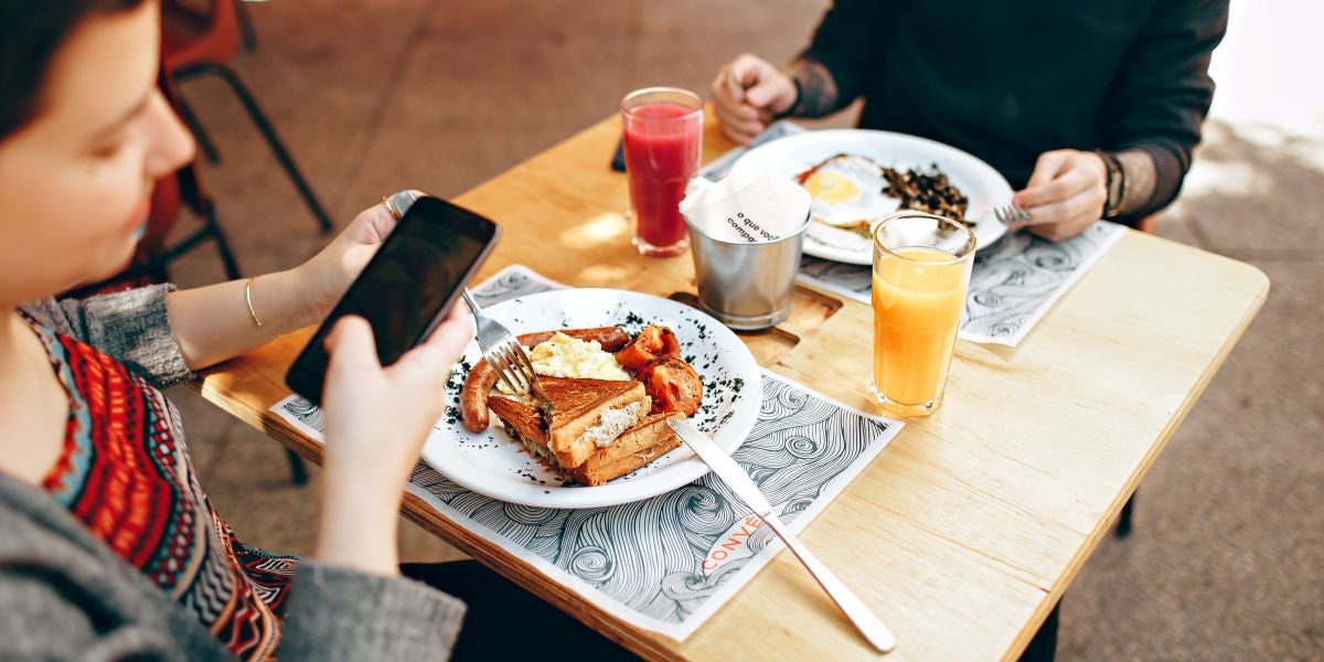 Una persona fotografiando su comida