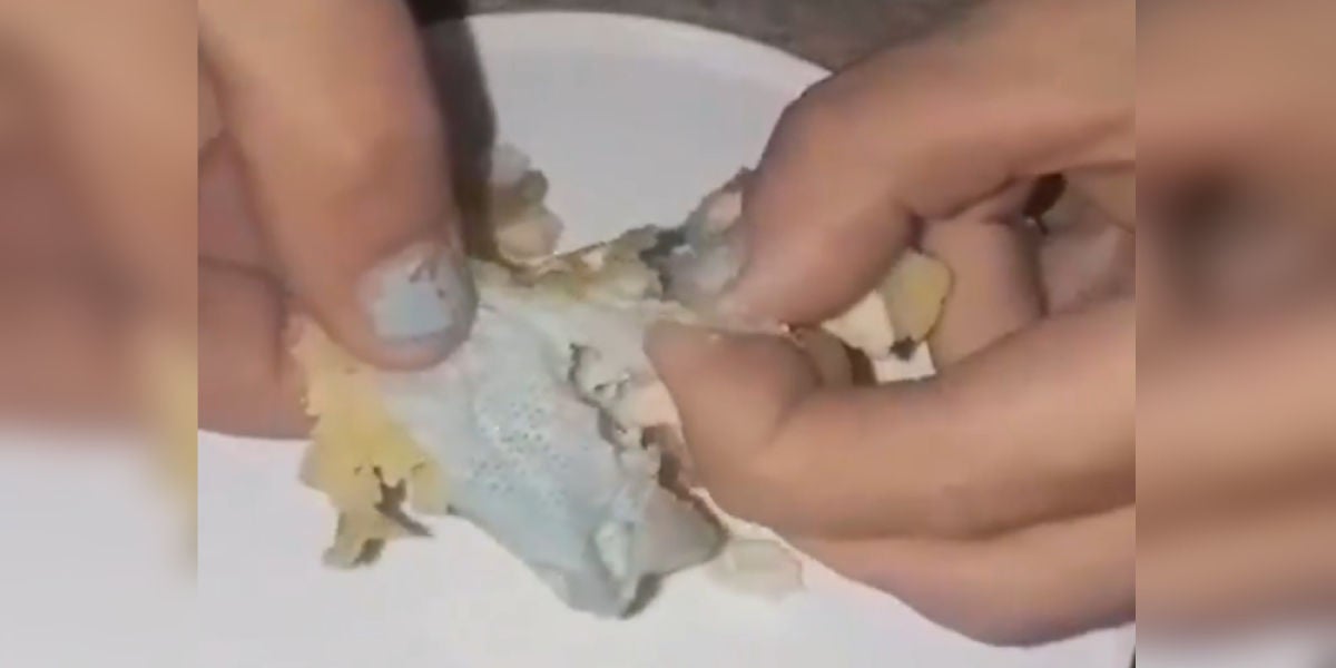 Una mascarilla dentro de un nugget de McDonald's casi asfixia a una niña