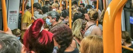 Las redes arden por las aglomeraciones en el metro de Madrid: &quot;Esta gente va a trabajar, no va de copas&quot;