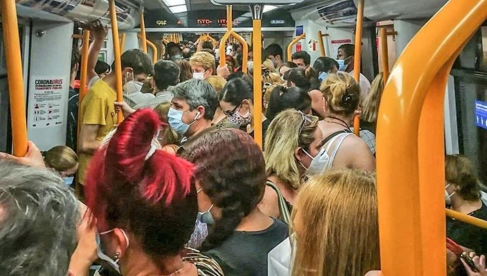Las redes arden por las aglomeraciones en el metro de Madrid: "Esta gente va a trabajar, no va de copas"