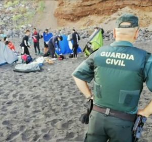 Un grupo de 62 personas queda en la playa para difundir el coronavirus en Tenerife Un grupo de 62 personas queda en la playa para difundir el coronavirus en Tenerife