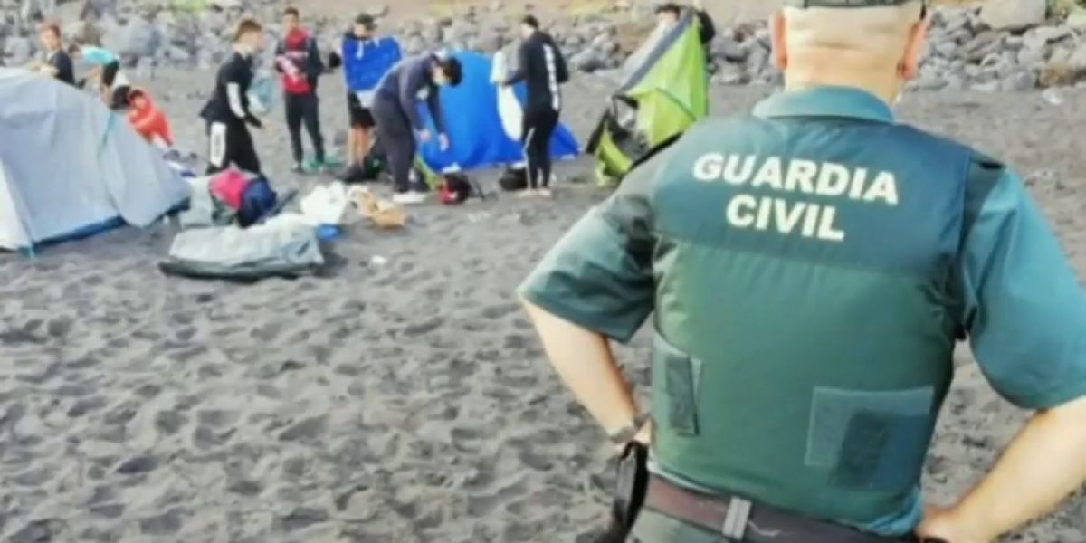 Un grupo de 62 personas queda en la playa para difundir el coronavirus en Tenerife