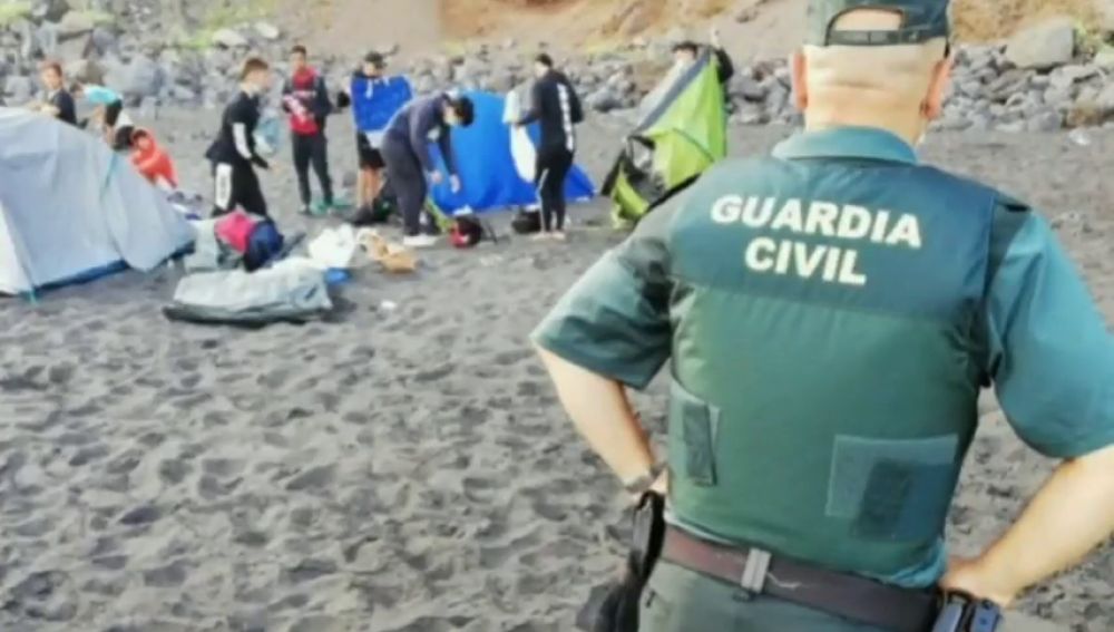 Un grupo de 62 personas queda en la playa para difundir el coronavirus en Tenerife