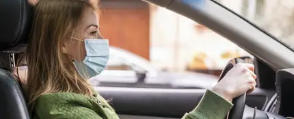 Cómo guardar las mascarillas en el coche: tirarlas puede suponer una sanción de 3000 euros Cómo guardar las mascarillas en el coche: tirarlas puede suponer una sanción de 3000 euros