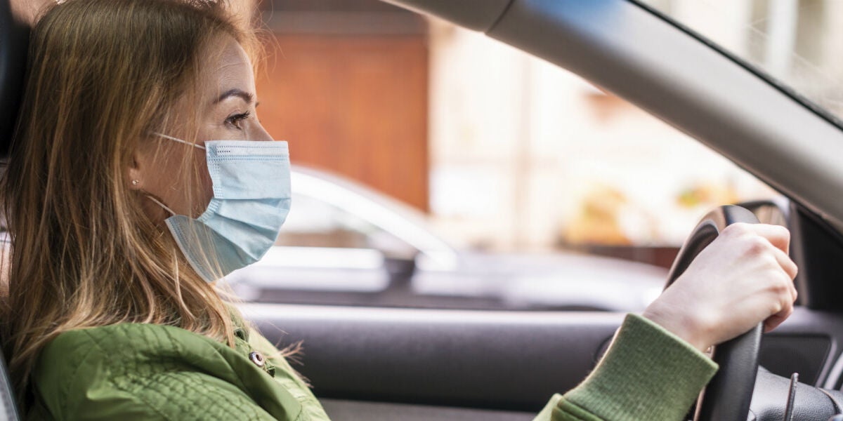 Cómo guardar las mascarillas en el coche: tirarlas puede suponer una sanción de 3000 euros
