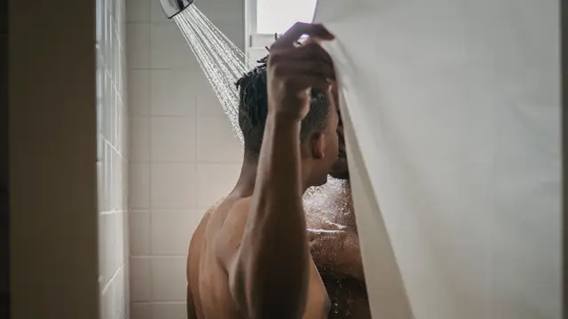 Una pareja en la ducha