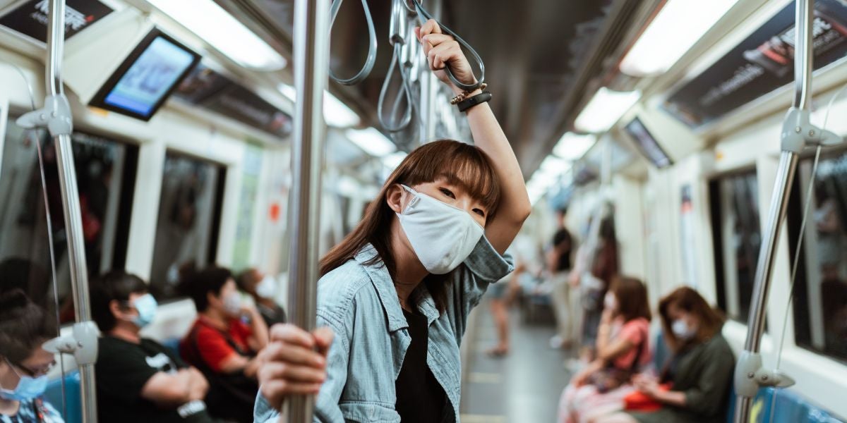 Pasajeros en un vagón de tren