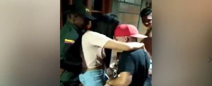 Dos policías acuden a clausurar una fiesta ilegal en Colombia y terminan quedándose en ella