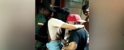 Dos policías acuden a clausurar una fiesta ilegal en Colombia y terminan quedándose en ella Dos policías acuden a clausurar una fiesta ilegal en Colombia y terminan quedándose en ella