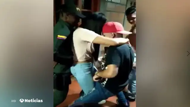 Dos policías acuden a clausurar una fiesta ilegal en Colombia y terminan quedándose en ella