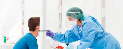 Una sanitaria realiza la prueba de COVID-19 a un joven en Ordizia (Gipuzkoa) Una sanitaria realiza la prueba de COVID-19 a un joven en Ordizia (Gipuzkoa)