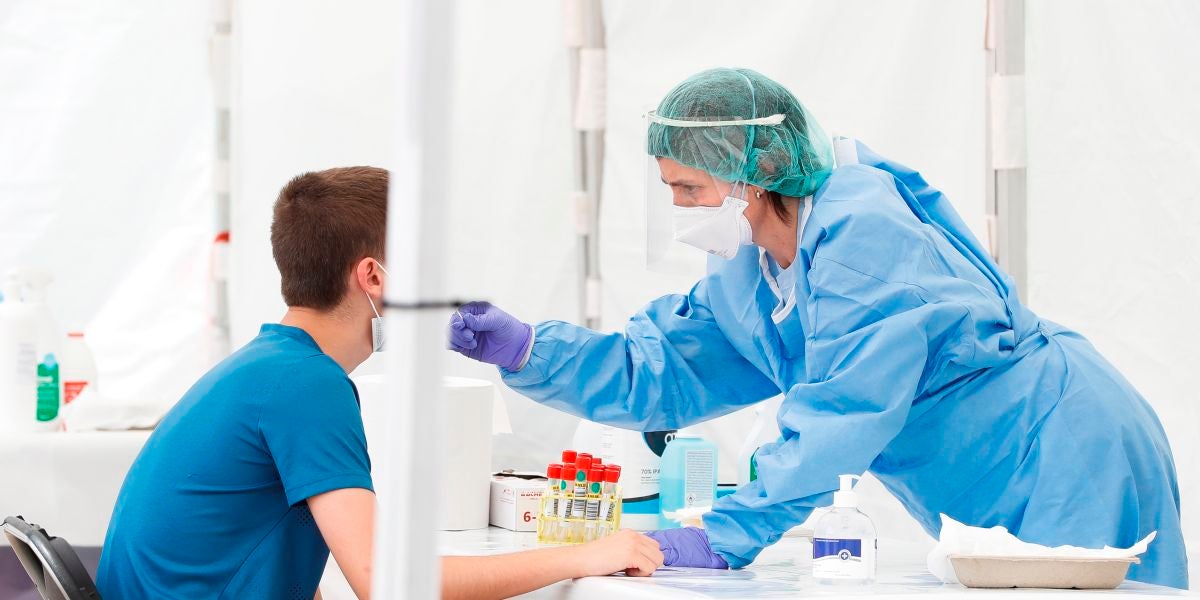 Una sanitaria realiza la prueba de COVID-19 a un joven en Ordizia (Gipuzkoa)