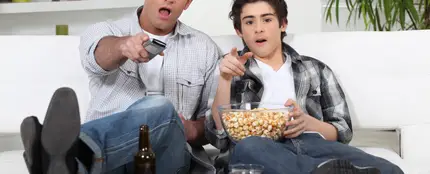 Dos chicos viendo la televisión Dos chicos viendo la televisión