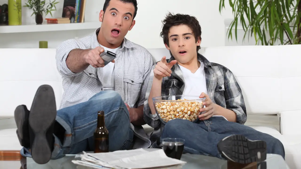 Dos chicos viendo la televisión Dos chicos viendo la televisión