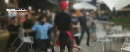 Dos clientes agreden a los camareros de un chiringuito de Málaga al recriminarles ir sin camiseta Dos clientes agreden a los camareros de un chiringuito de Málaga al recriminarles ir sin camiseta