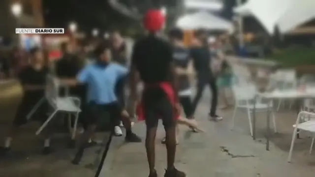 Dos clientes agreden a los camareros de un chiringuito de Málaga al recriminarles ir sin camiseta