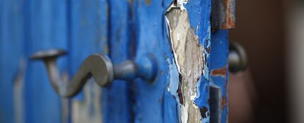 Una puerta rota