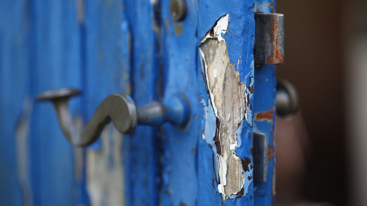 Una puerta rota Una puerta rota