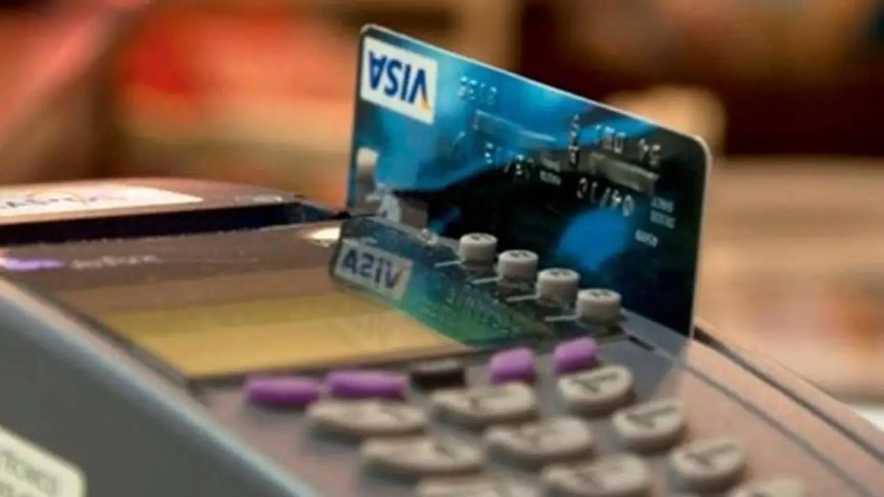 Una tarjeta Visa, en un datáfono Una tarjeta Visa, en un datáfono